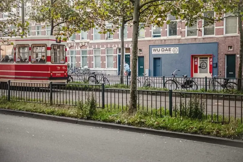 De gevel van het oude postkantoor, de school van WuDae