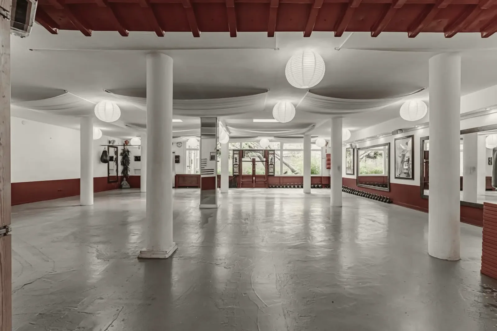 De zaal van WuDae, met rode balken en lampionnen
