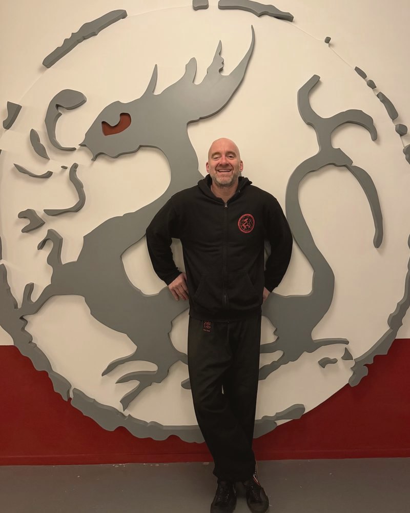 Oprichter van WuDae voor het draaklogo in de school